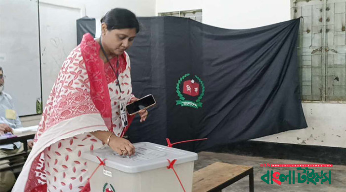 ঢাকা-১৭ আসনের উপ-নির্বাচনে ভোট চলছে